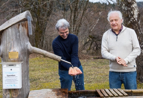 Quellwasser hat andere Fließeigenschaften als Leitungswasser.